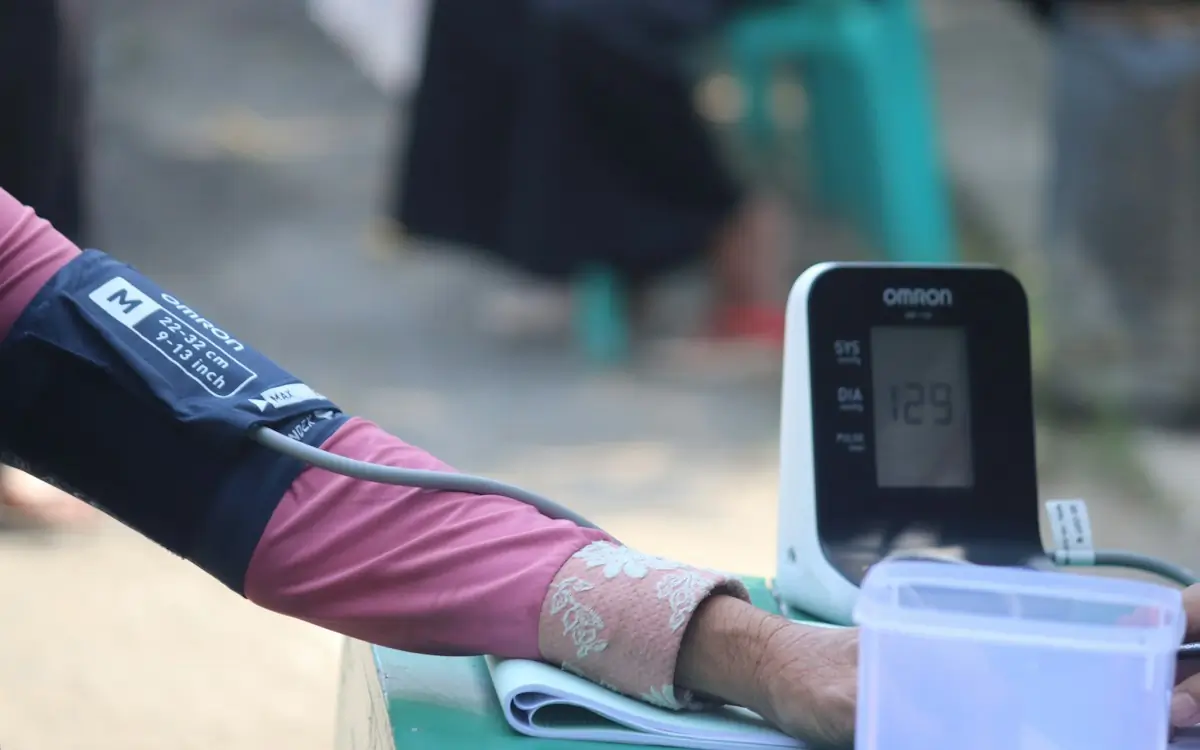 Tekanan darah diperiksa dengan tensimeter digital